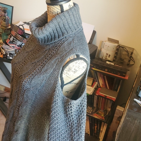 American Eagle Outfitters cold shoulder sweater - Picture 8 of 16